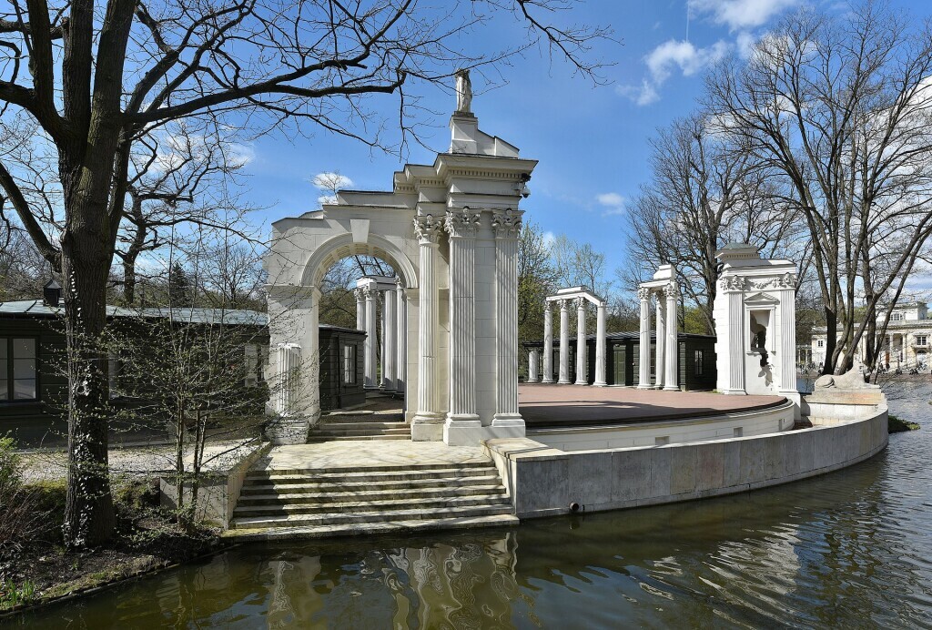 1920px-Amfiteatr_w_Łazienkach_Królewskich_w_Warszawie_2017